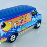 Barbie Custom GMC Panel Van - Hotwheels Premium Pop Culture - Imagen 5